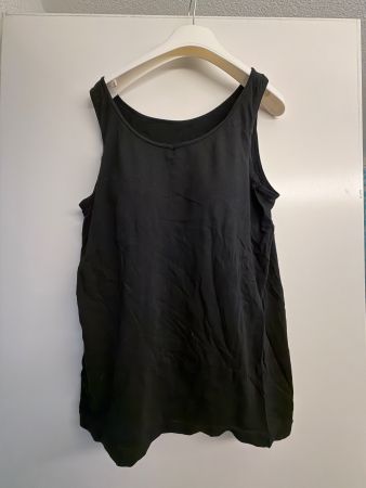 Muji Tanktop mit integrierten BH Gr. M schwarz getragen
