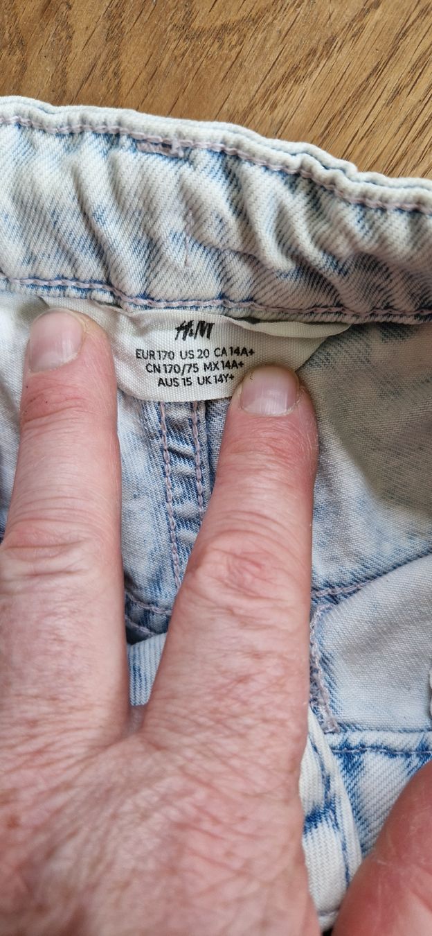 Pantaloni: 2xJeans-Shorts – Usato da Grosswangen venduto da iranki80 2