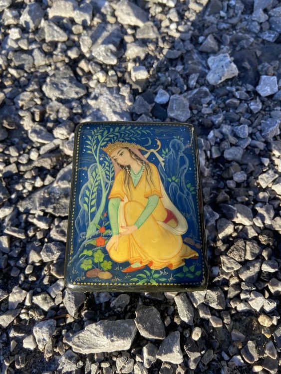 Broche FEDOSKINO En Nacre Peinte à La Main - Paysage D'hiver Russe - Femme