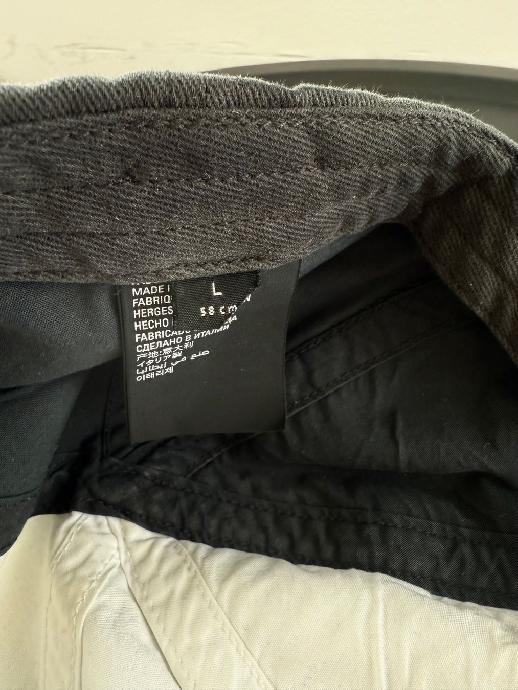 Balenciaga Copricapi, berretti & cappellini: Balenciaga 50/50 Cap mit Piercing – Nuovo e nell'imballaggio originale da Kilchberg ZH venduto da LuxuryVault 7