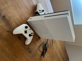 Xbox One S, weiss, mit zwei Controllern, Top Zustand!