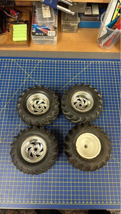 RC Kits de montage: 4 RC Reifen mit Chromfelgen – D'occasion à Winterthur par Ocasiones.ch
