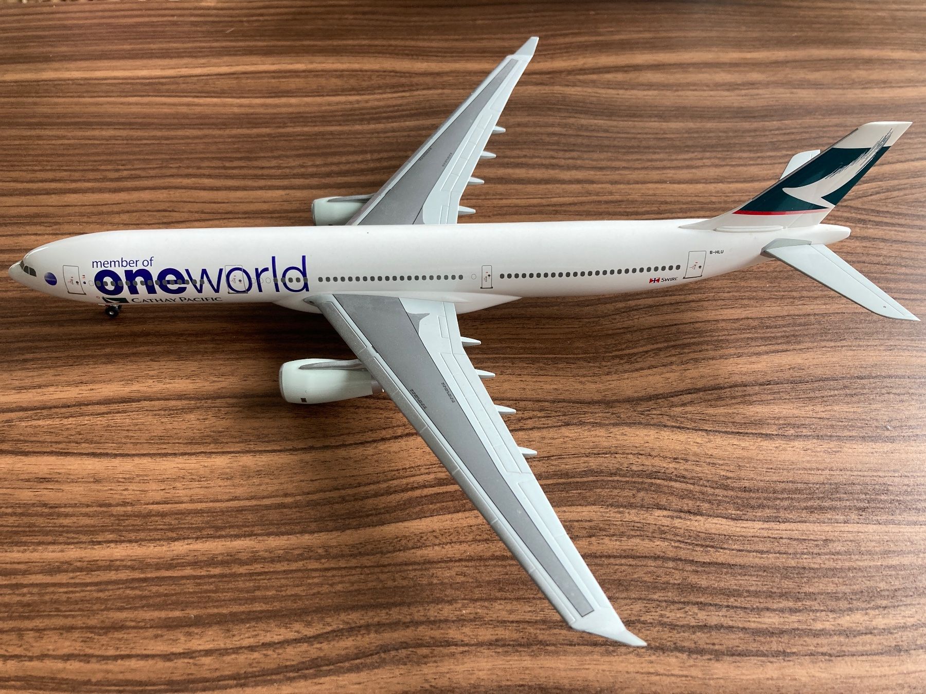 Airbus Kit di modellismo & Modellini statici: Cathay Pacific Airbus A330 Oneworld 1:200 – Usato da Bassersdorf venduto da SWISS77W