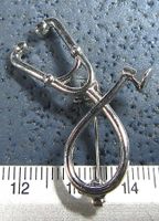 STETHOSKOP MED.PERSONAL ARZT SCHMUCK-ANSTECKNADEL SILBRIG