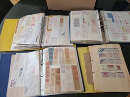Kiste mit vier prall gefüllten Alben Postautomation