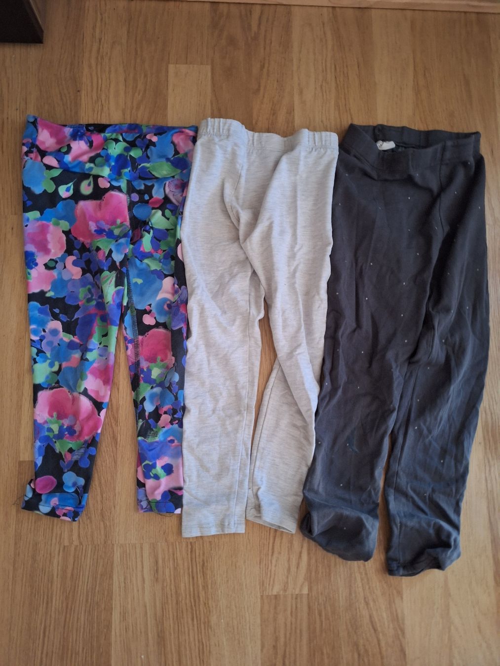 Lotti & Set di vestiti: 3 Hosen Gr. 128 – Usato da Stettlen venduto da CySpocy
