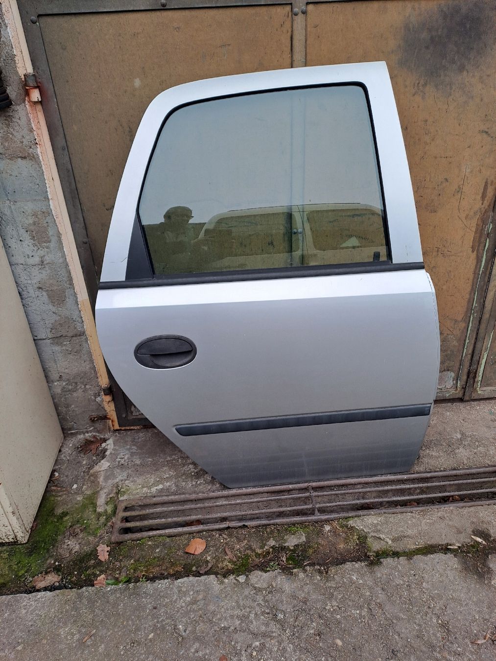 Opel Tutti pezzi di ricambio auto: opel meriva a 2004  porte arr droite – Usato da Granges-Marnand venduto da opeliste