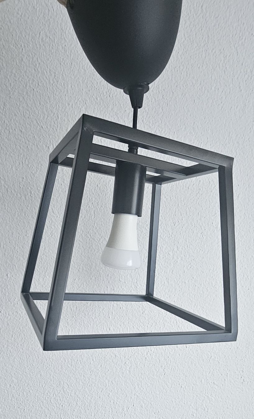 Kronleuchter & Deckenlampen: Schwarze Hängeleuchte aus Metall – Gebraucht aus Bern von LoulouP22