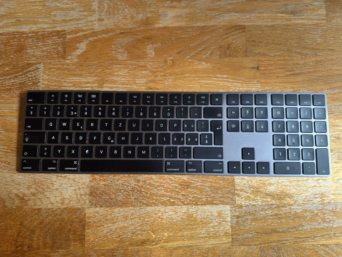 Apple Tastiere: Apple Magic Keyboard mit Ziffernblock Space Grau CH – Usato da Basel venduto da samsonite2