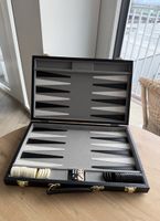 Schwarzer Backgammon-Koffer mit Spielsteinen