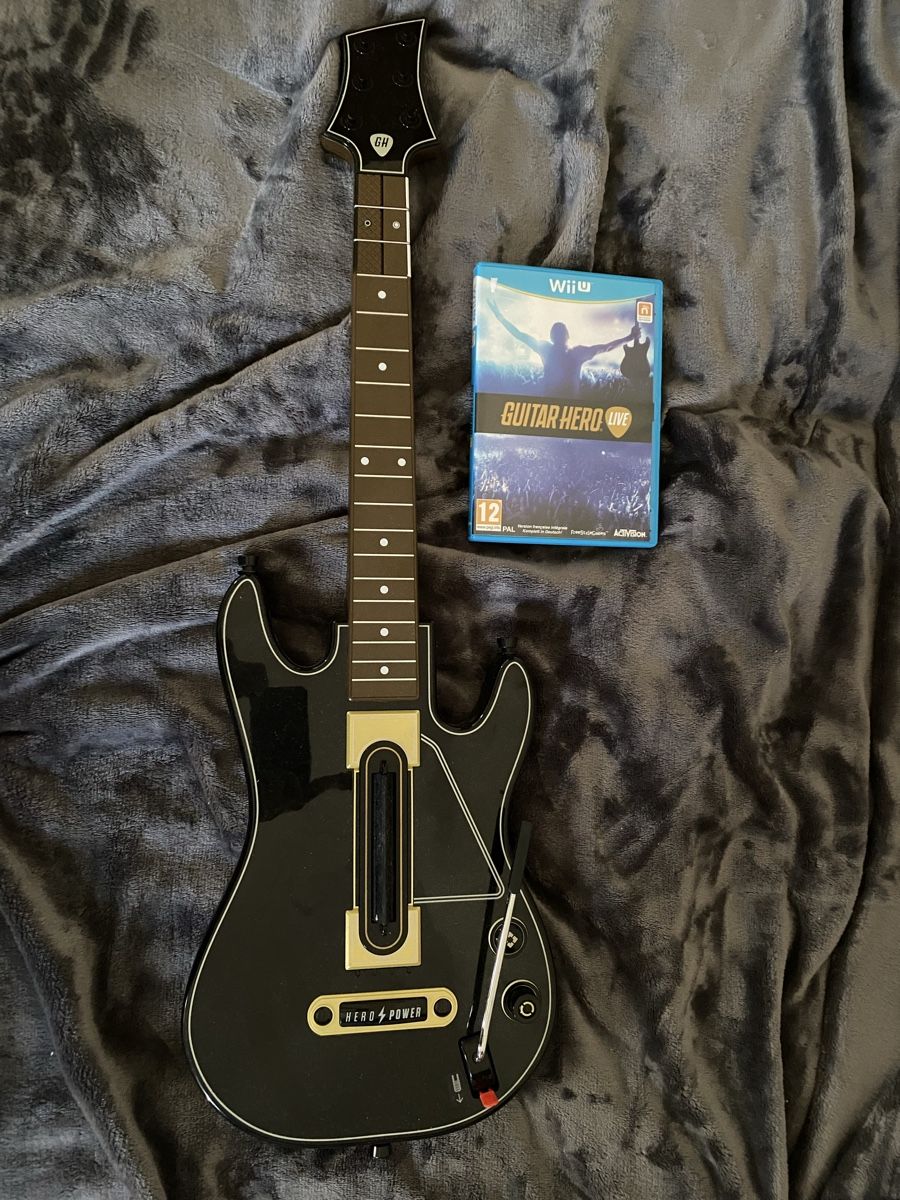 Nintendo Giochi: Guitar Hero Live Wireless Guitar Controller Wii – Usato da Lignières venduto da The_assistant