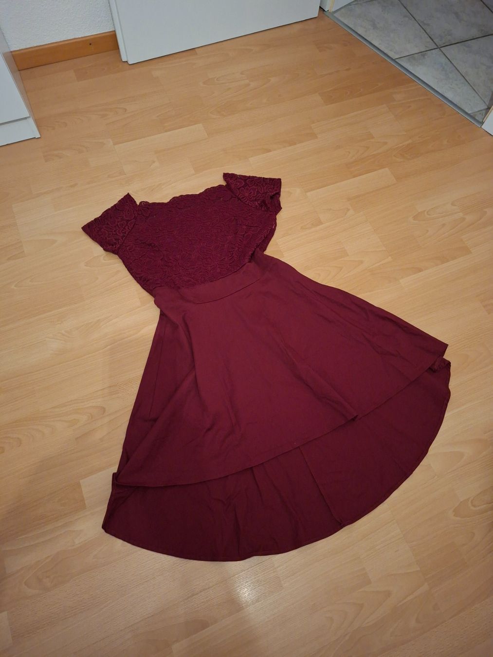Vestiti: Damen Kleid bordeaux mit Spitze – Usato da Jeuss venduto da cat_tyh2 2