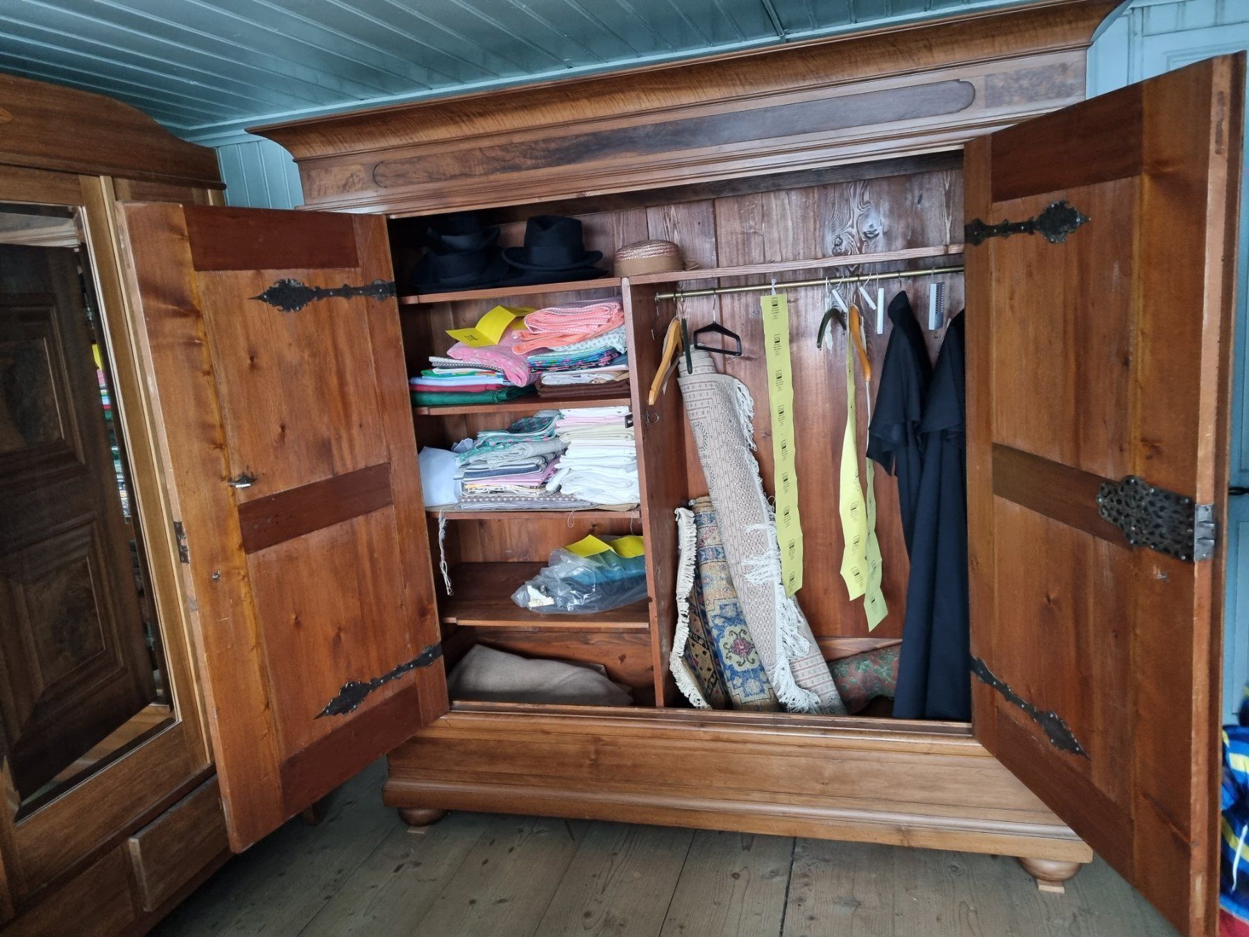 Armadi: Wunderschöner Nussbaum-Kleiderschrank – Usato da Herisau venduto da Kereanna 3