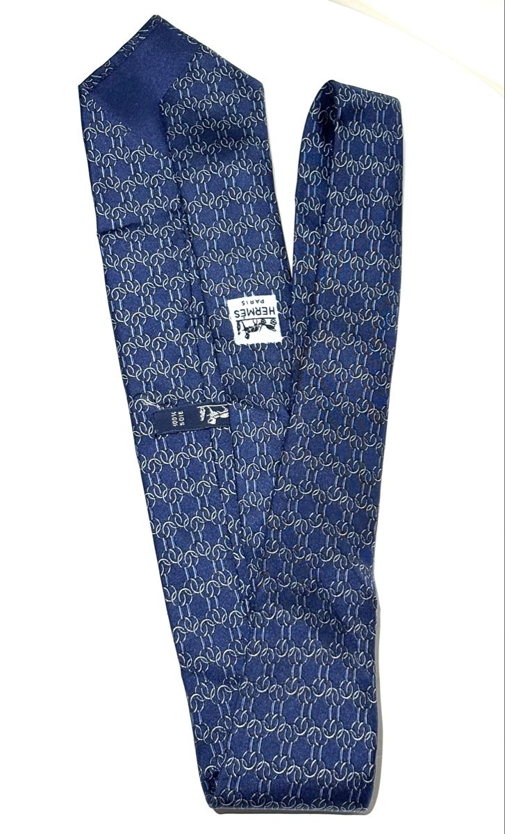 Hermès Krawatten: Original Hermes Silk Tie Dark Blue Geometric Pattern – Gebraucht aus Winterthur von Atelier.W 3