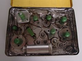 schöne alte Blechschachtel mit alten Guetzli Ausstechformen