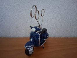 Dekorative Vespa als Fotohalter