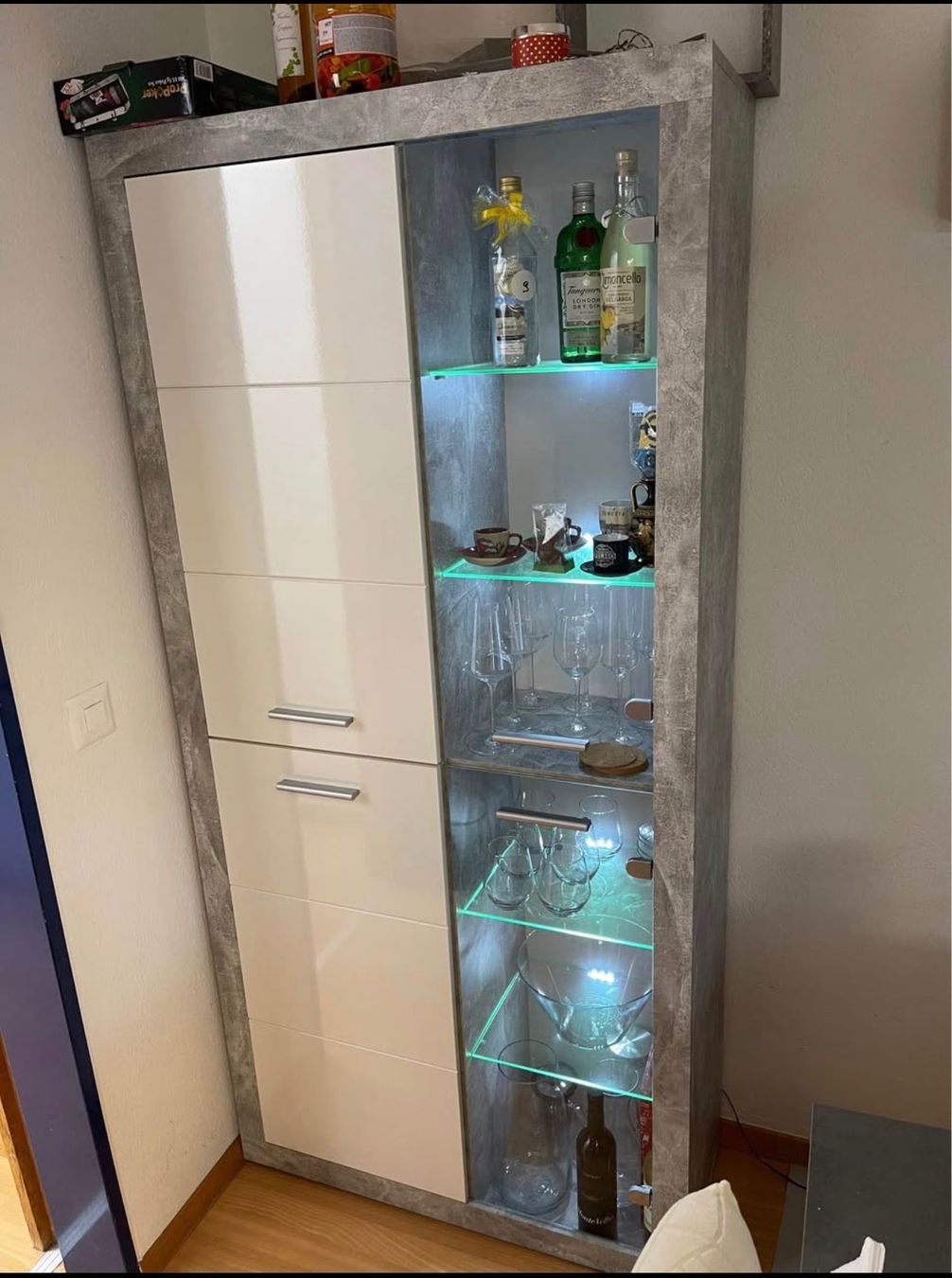 Vitrinen: Vitrine mit LED von Lipo – Gebraucht aus Sins von pau_m9bb 1