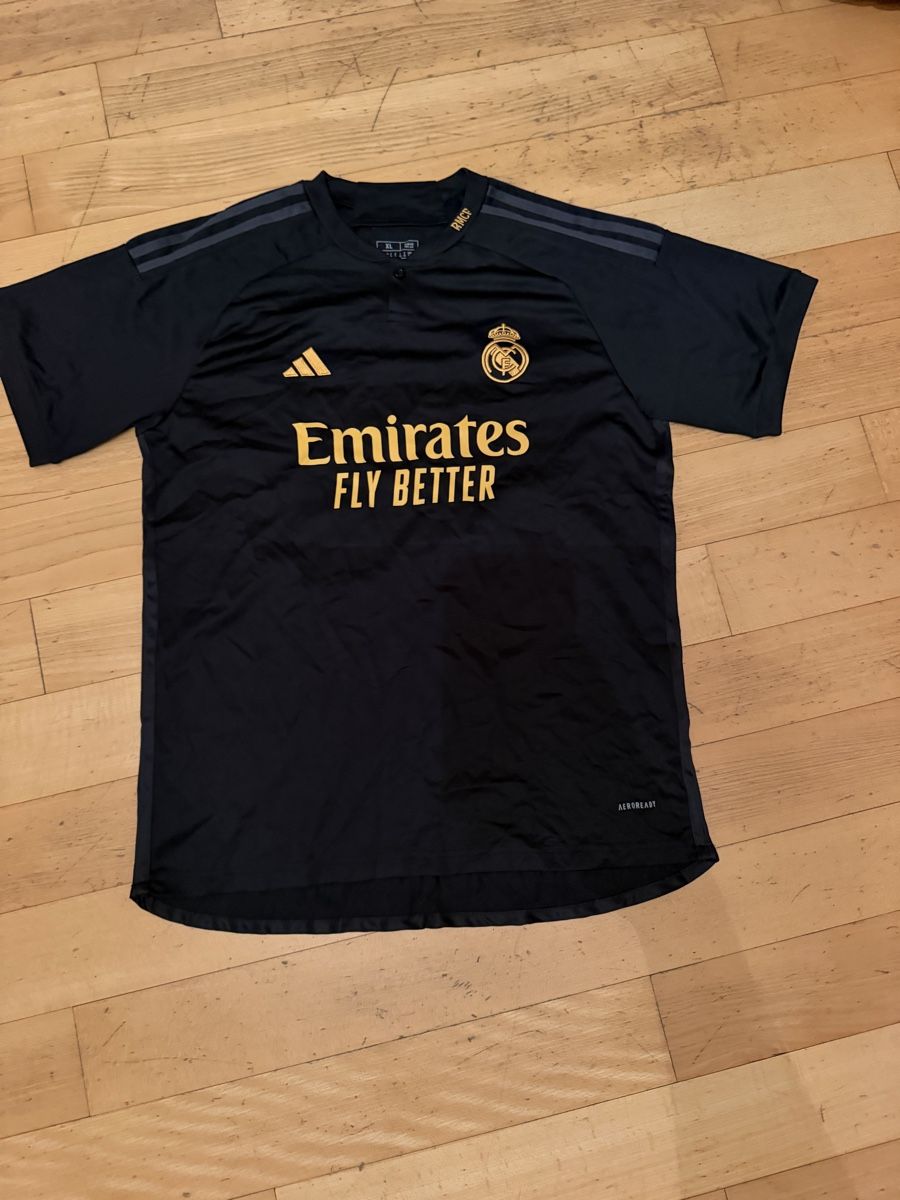 Real Madrid Leibchen & Hosen: Real Madrid Trikot – Neu (gemäss Beschreibung) aus Zollikerberg von fin_5lzz