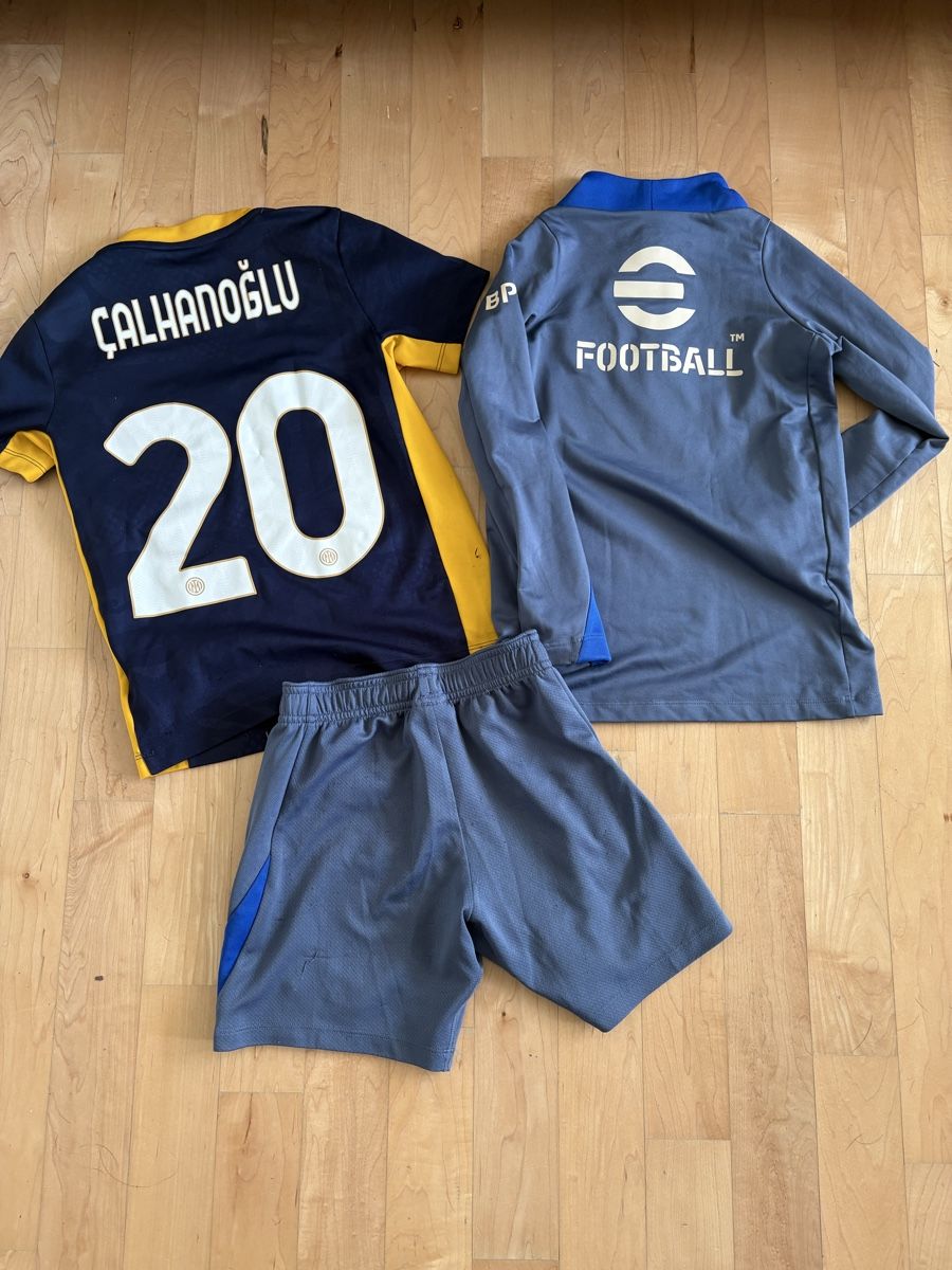 Nike Scarpe, pantaloni & magliette da ginnastica: Inter Mailand Fussball Set, Gr. 122-128 – Usato da Kilchberg ZH venduto da LunaMia