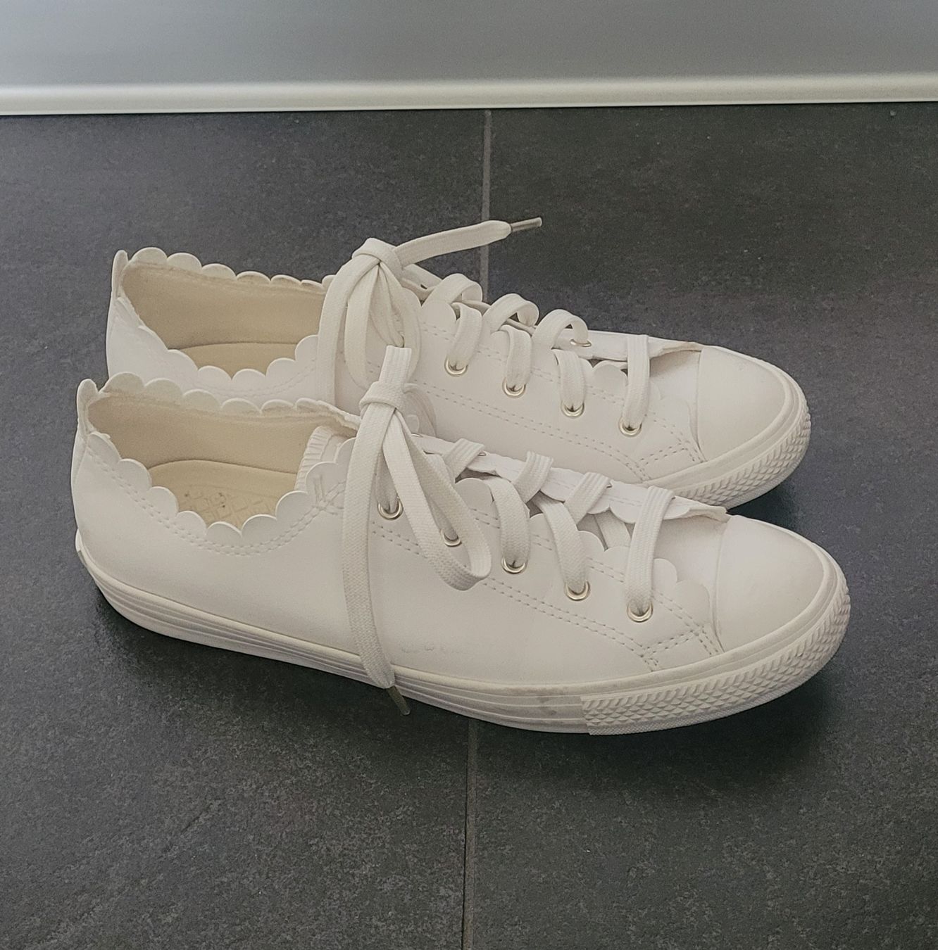 Converse Scarpe da donna: Baskets Converse en cuir blanches pointure 38 – Usato da Sion venduto da likaloba 1