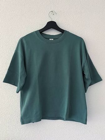 Dunkelgrünes T-Shirt