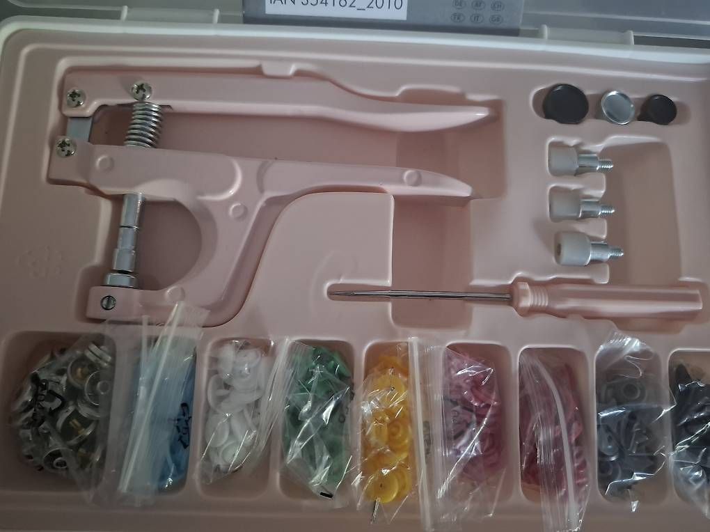 Kit bricolage: Druckknopf Set mit Zange – Usato da Wäldi venduto da Fergiu
