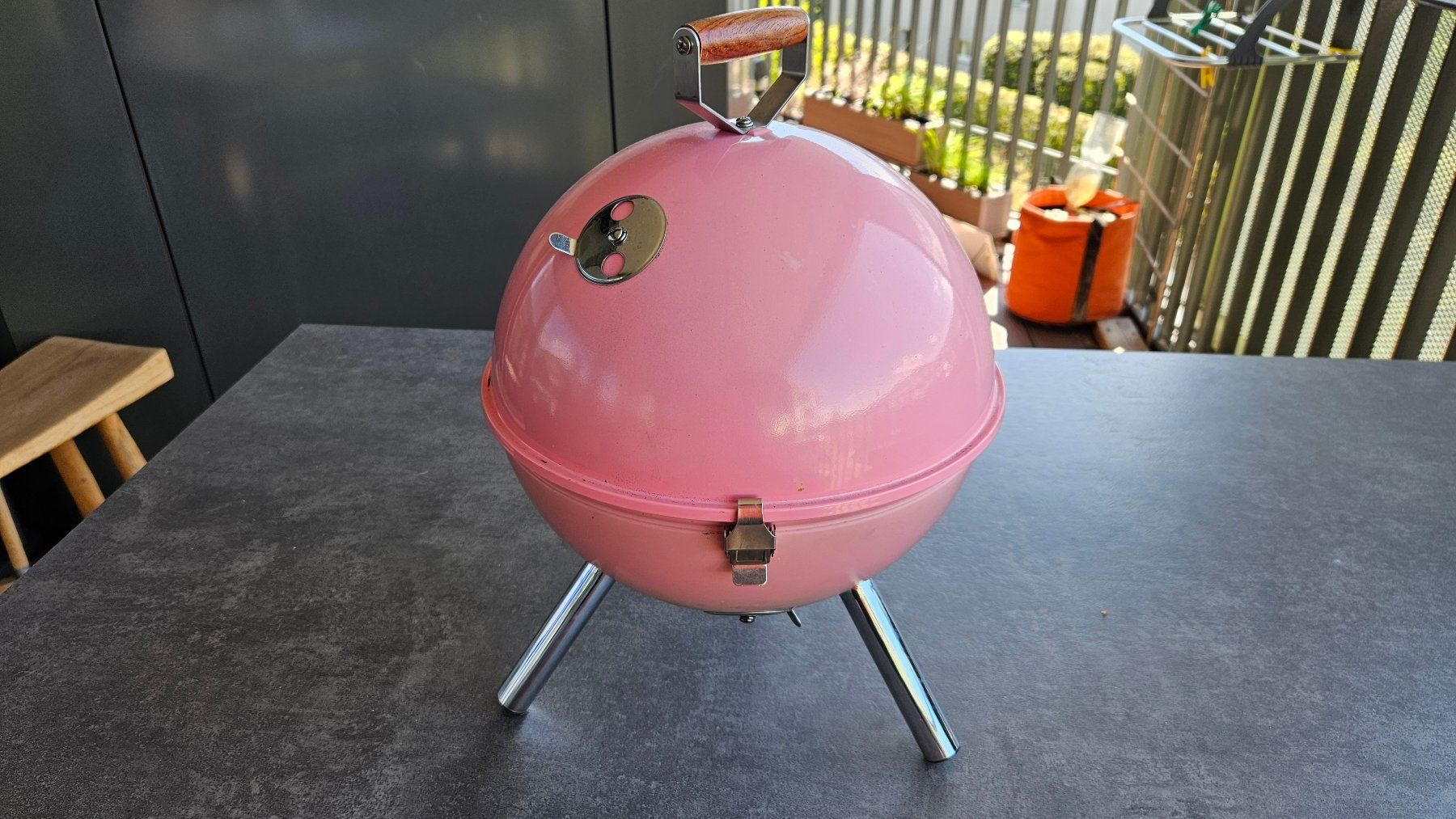 Griglie: Kugelholzkohle-Grill pink – Usato da Luzern venduto da ambros_wolf