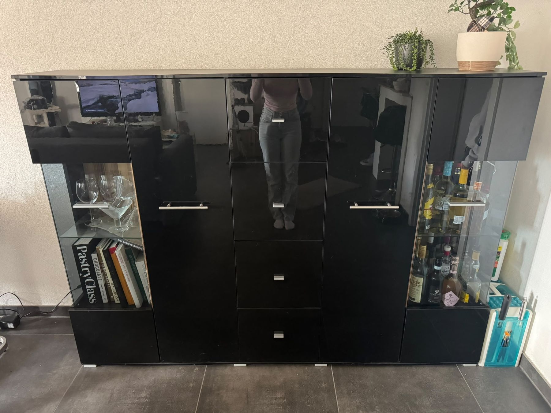 Cassettiere: Sideboard schwarz Hochglanz mit LED Vitrinen – Usato da Cournillens venduto da eng_n9nx 1