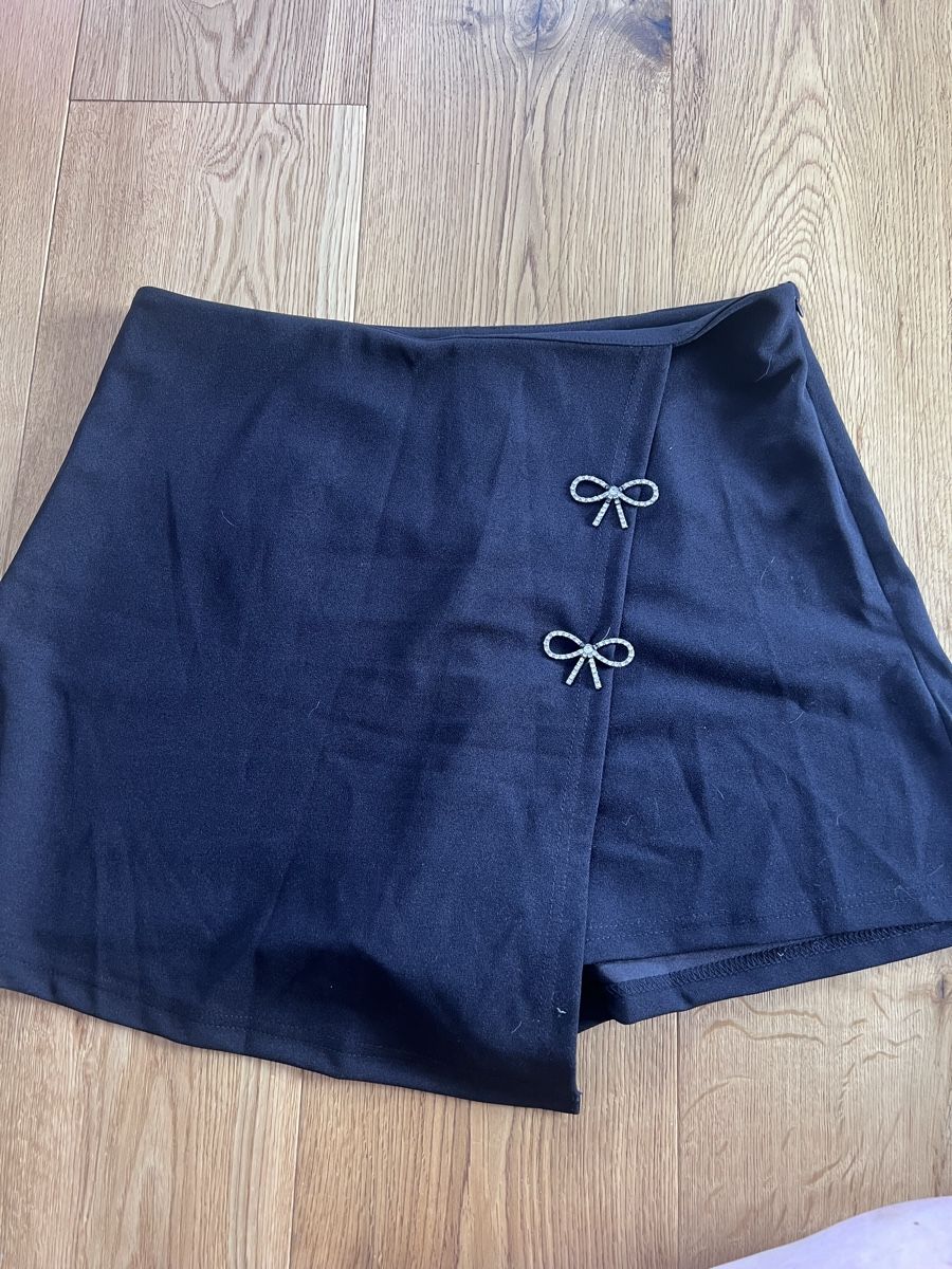Shein Röcke: Rock mit Shorts Schwarz Grösse L – Neu (gemäss Beschreibung) aus Breitenbach von Saskia.Betschart