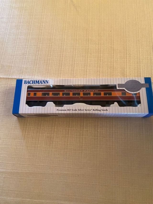 Modellini di ferrovie: H0 Bachmann 85`Smooth-Side Coach Southern Pacific Daylight. – Nuovo (secondo la descrizione) da Diessenhofen venduto da Albin00
