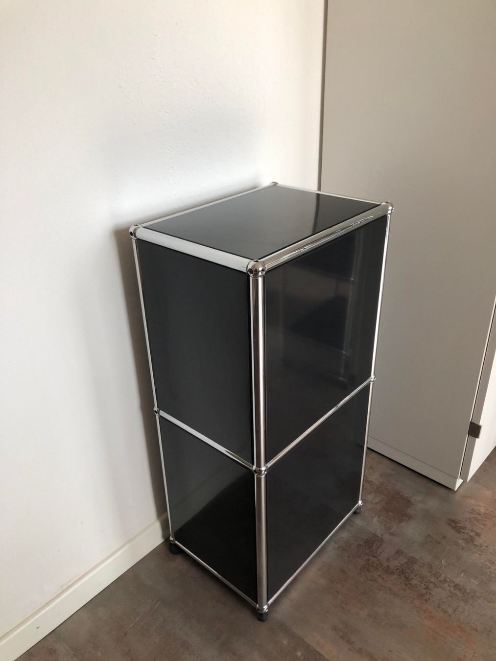 USM Scaffali: USM Haller Regal mit 2 Glastüren - Graphitschwarz – Usato da St. Margarethen TG venduto da Mac-PC 5