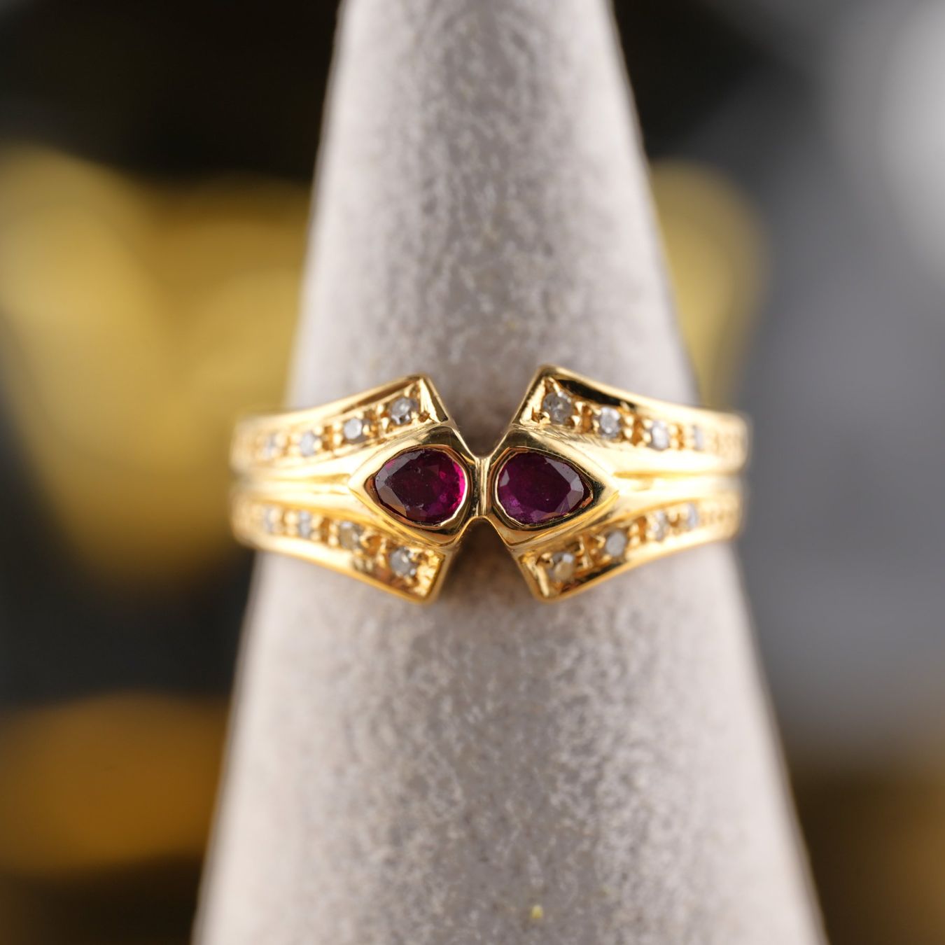 Ringe: Goldring 18K mit Rubin und Diamanten – Gebraucht aus Basel von Vip24