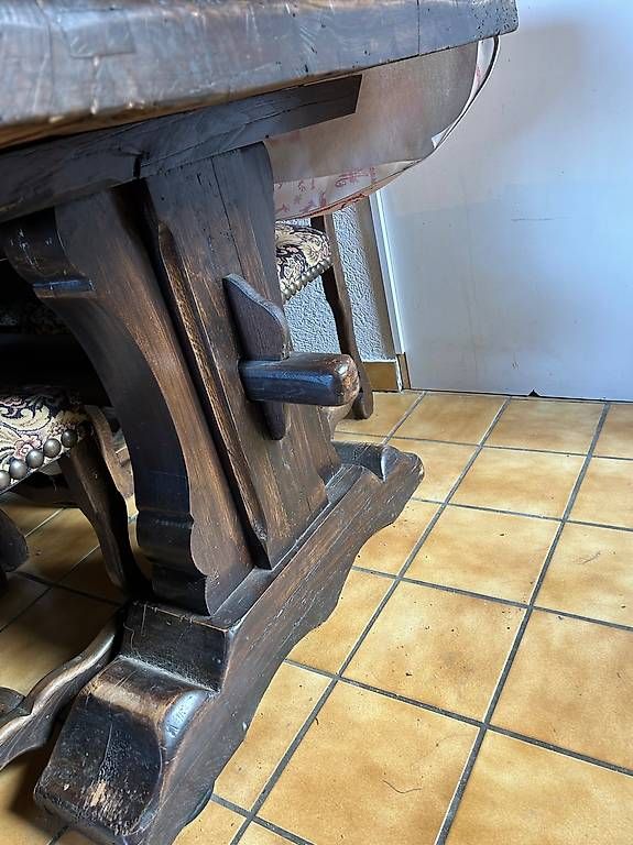 Set de table et chaises: Table à manger chaîne massif et 8 chaises – D'occasion à Chexbres par Rimini68 1