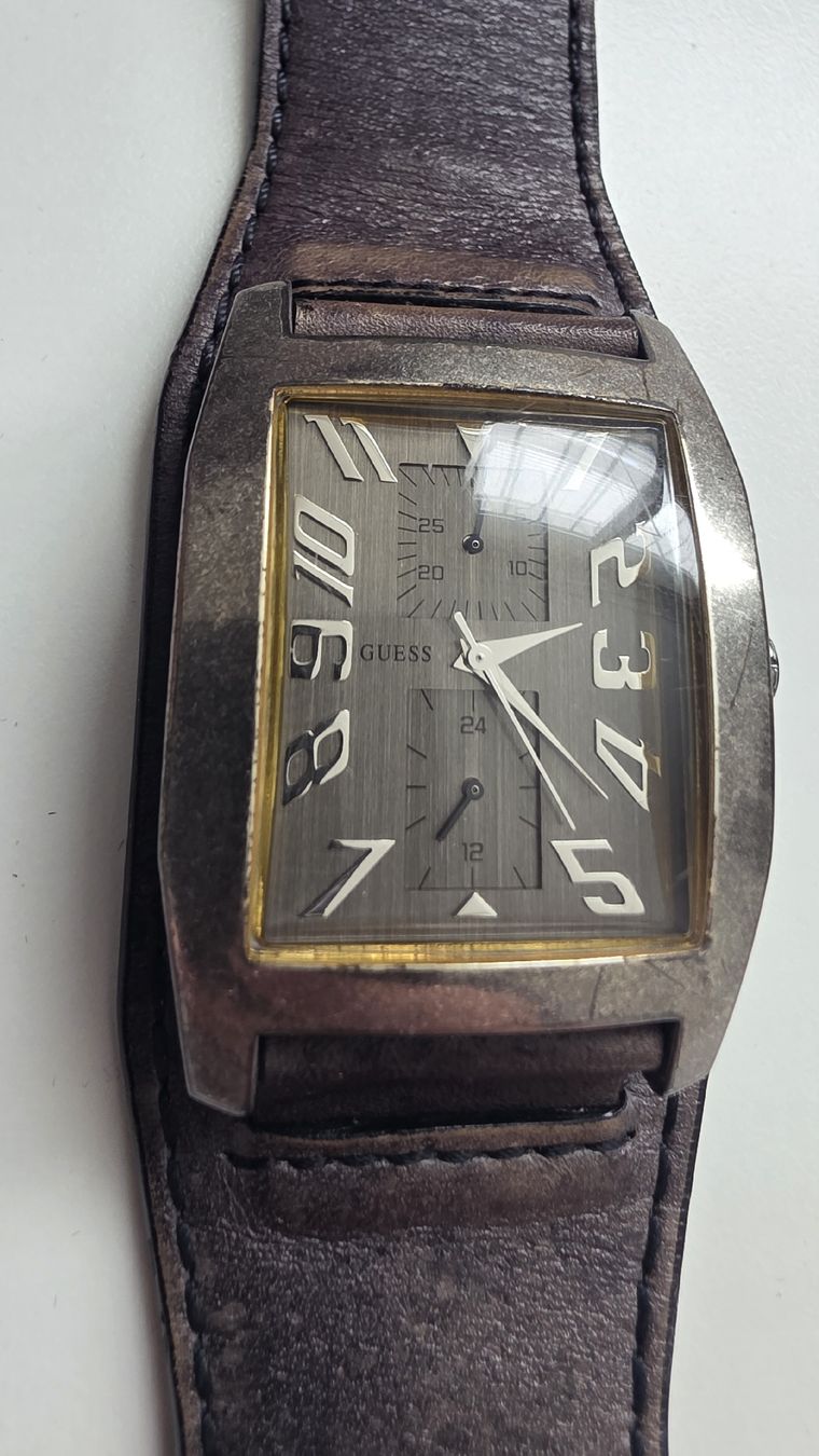 Guess Uhren: Guess Herren Uhr Silber mit Leder – Defekt aus Bergdietikon von Burberry5 1