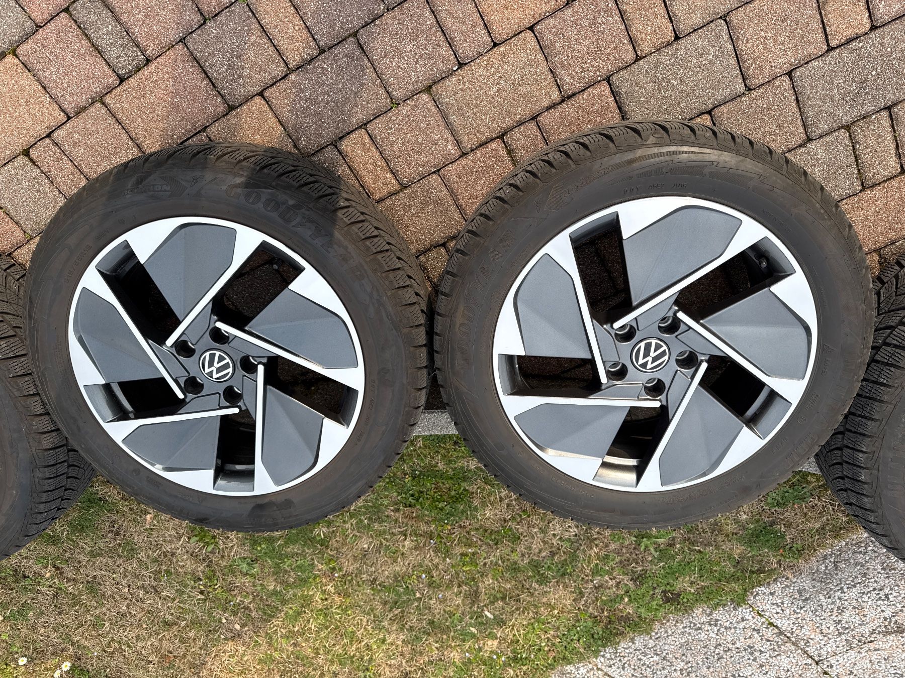 Volkswagen Pneumatici & Ruote complete: VW ID3 Winterräder original – Usato da Rancate venduto da Cavallo68 2