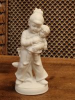 Biskuitporzellan Figur Mädchen mit Puppe – 12 cm