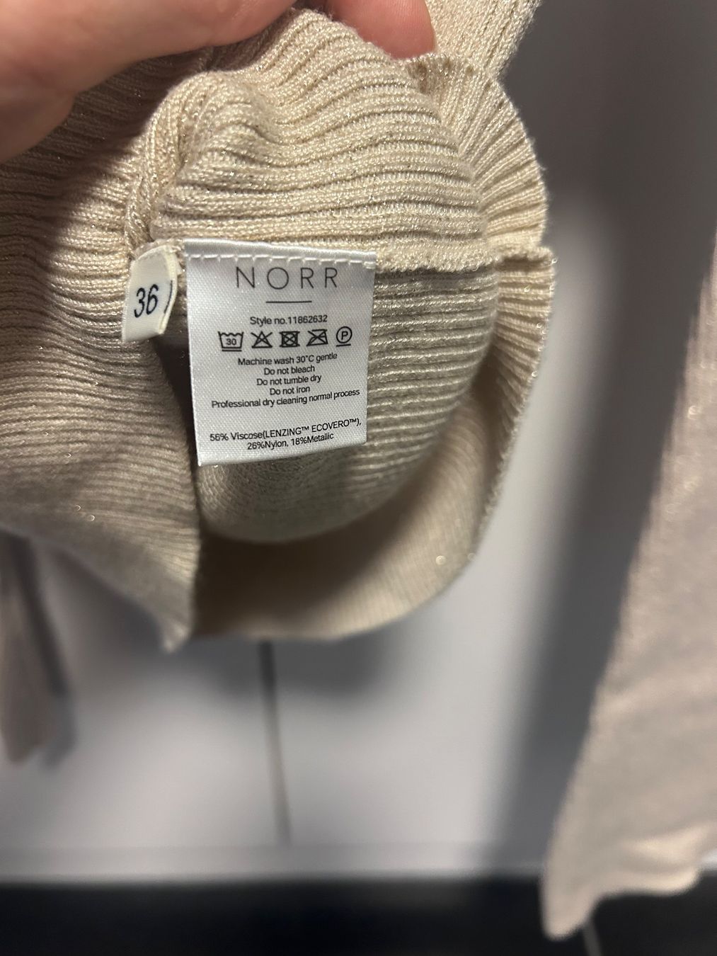 Tops: Pullover / Top NORR Grösse 36 beige glitzernd neuwertig – Gebraucht aus Pfäffikon ZH von annaeis 2
