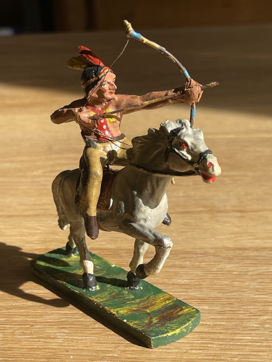 Elastolin Spielzeuge: Elastolin Indianer auf Pferd mit Bogen gebrauchter Zustand – Gebraucht aus Basel von torthum