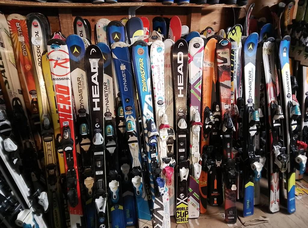 Skis: Chaussure de ski, ski, raquettes, casques, bâtons... – D'occasion à Leysin par Liquidation-404 4