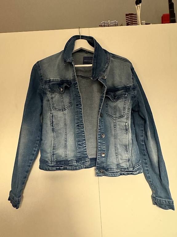 Lots de vêtements: Jacken und Pullover  – D'occasion à Hünenberg See par luc_lxp9 2