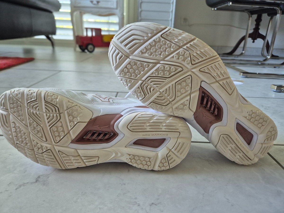 Mizuno Damenschuhe: Mizuno Wave Phantom 3 Hallenschuhe, Grösse 42 – Gebraucht aus Thun von Sheepli 1