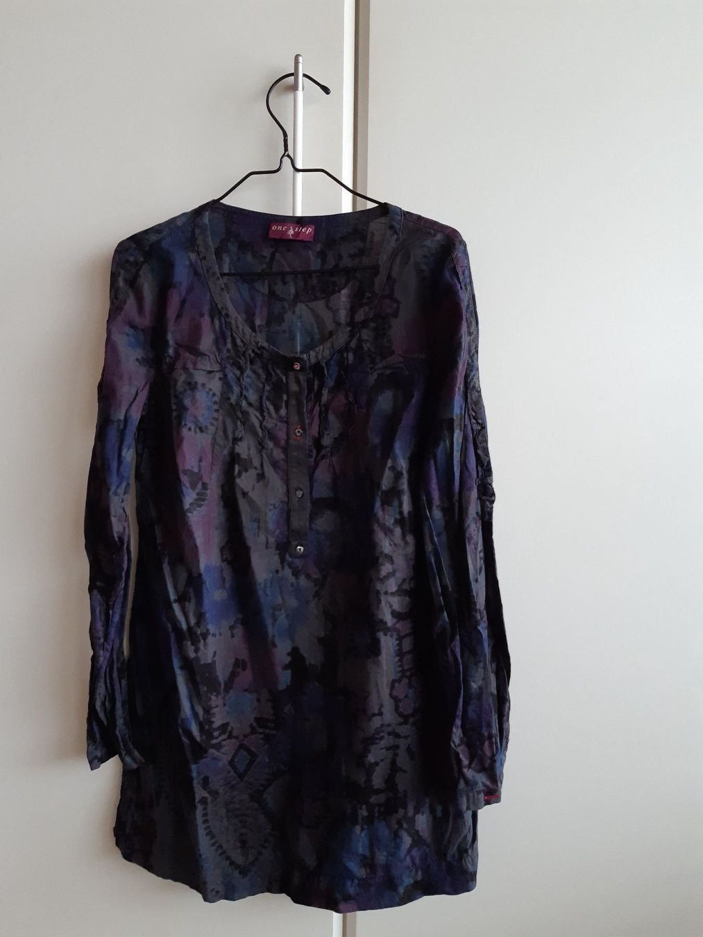 Top: ONE STEP - Tunique bleu nuit à motifs – Usato da Cressier - NE venduto da bloomydays 1
