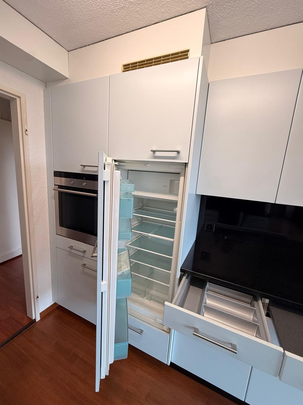 Cucine complete: Schreinerküche mit schwarzer Granit-Arbeitsplatte & Geräte  – Usato da Zunzgen venduto da Fleksi 2