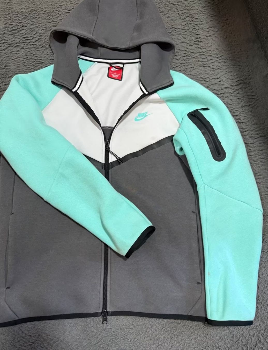 Nike Giacche: Neue Nike SporttechFleecejacke – Nuovo (secondo la descrizione) da Dietikon venduto da Sunriseplace1010