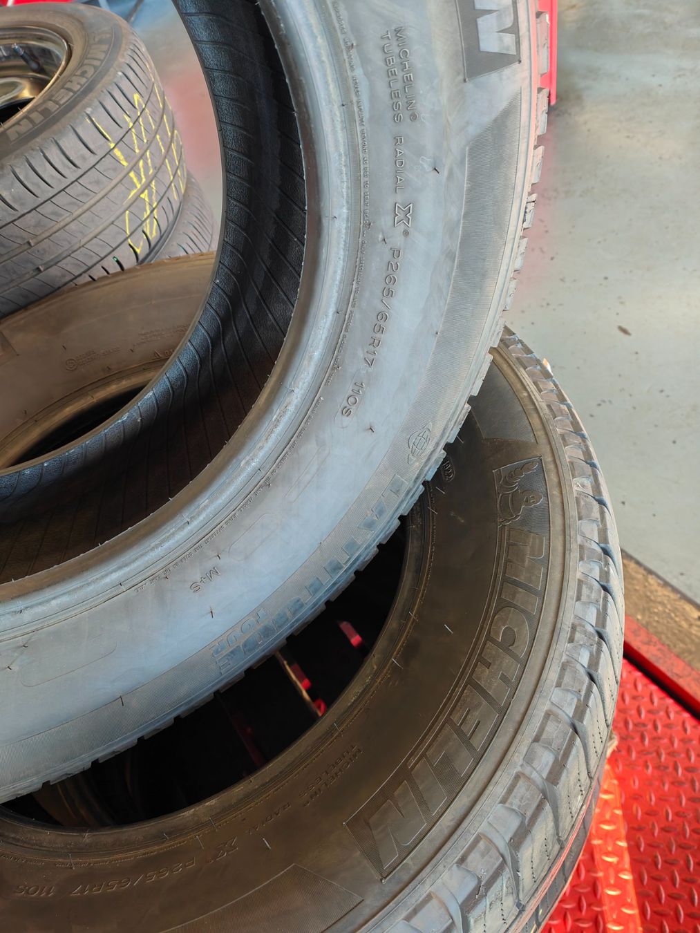 Michelin Pneumatici & Ruote complete: Sommerreifen 265/65 R17 – Usato da Oberengstringen venduto da Reifen-Lagerverkauf 1