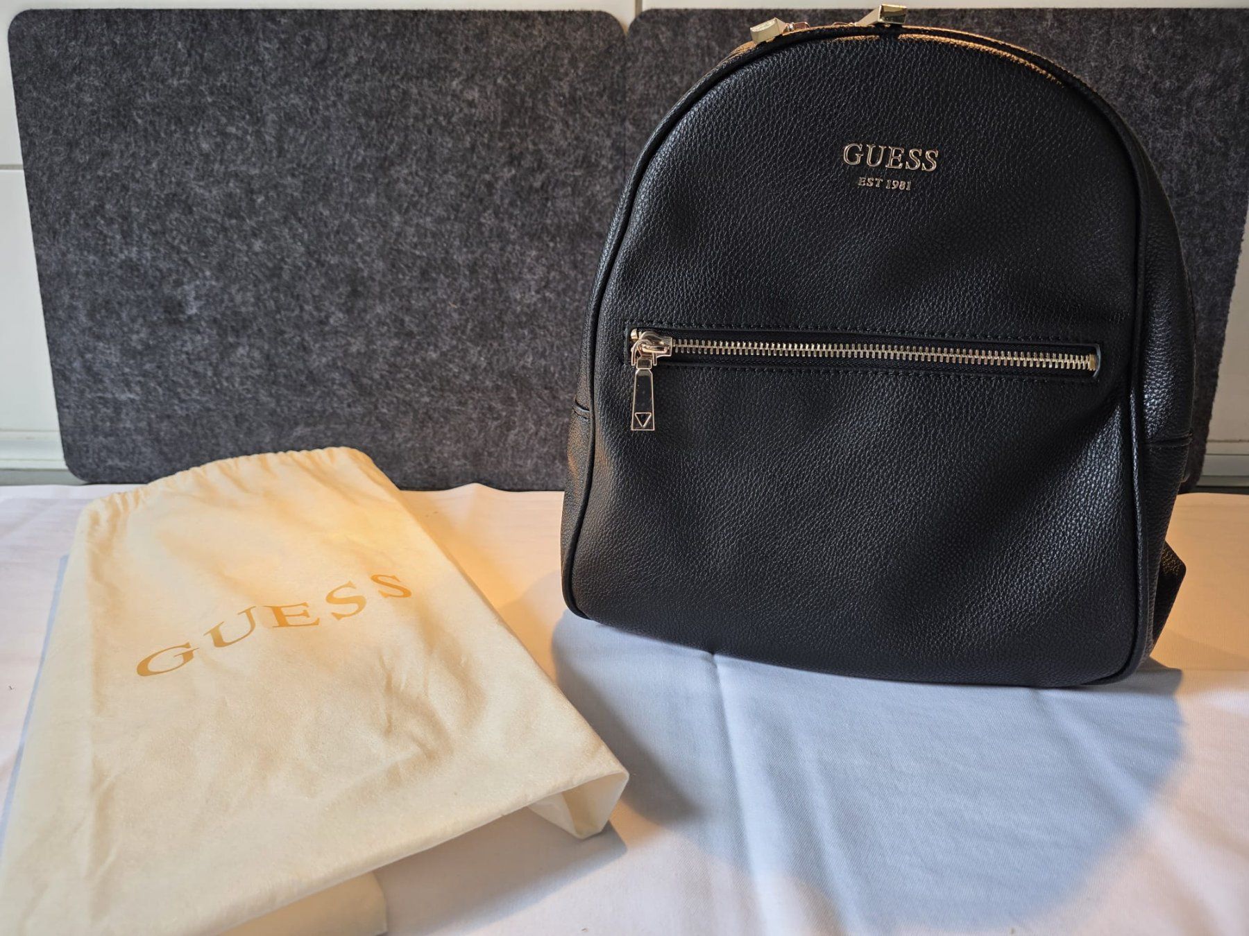 Guess Rucksäcke: Guess Damen Rucksack, Schwarz, neuwertig, Top Zustand! – Gebraucht aus Diegten von November1971