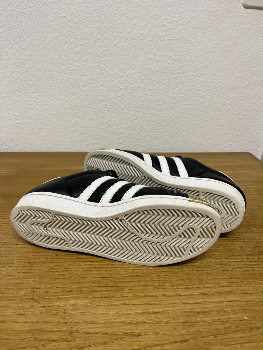 Adidas Scarpe da donna: Schwarze Adidas Superstar Grösse 38 – Usato da Teufenthal AG venduto da Nanahu 2