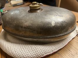Vintage Wärmeflasche mit Stricküberzug, Top (Q)