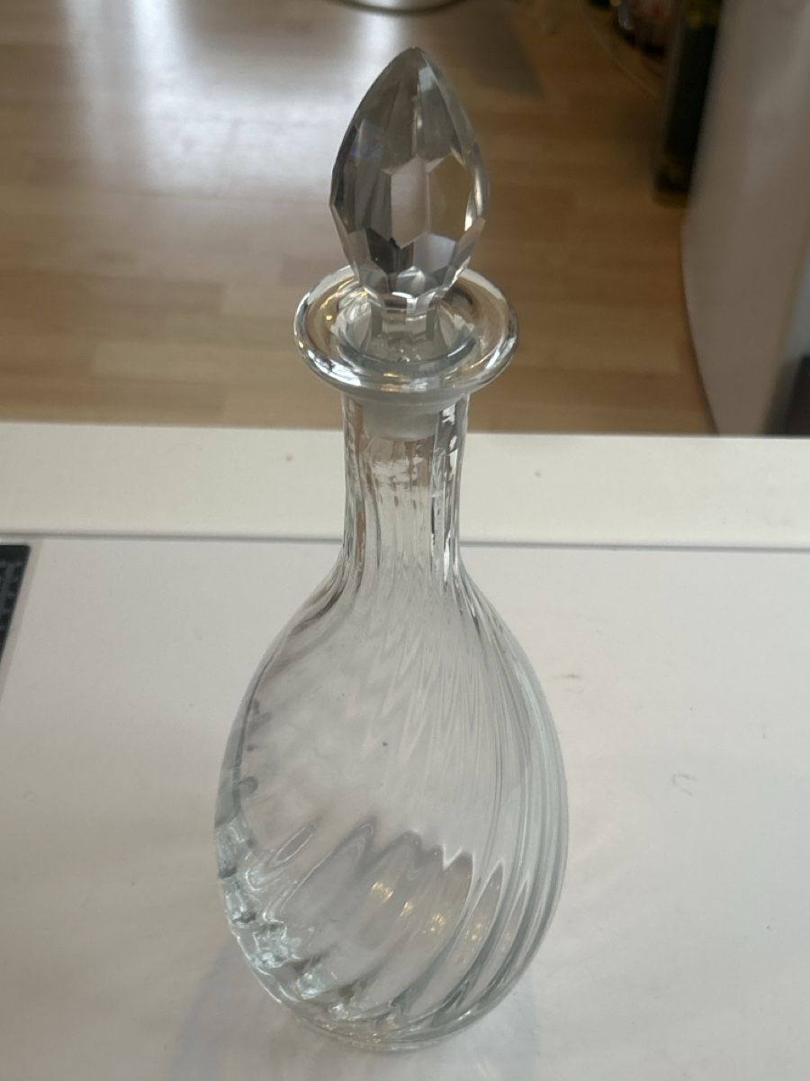 Caraffe: Karaffe Glas transparent mit Schliffstopfen(I25) – Usato da Neuenhof venduto da SchnaeppliAllerlei