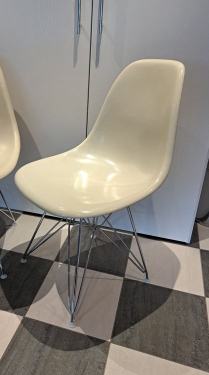 Eames Side Chair Fiberglas mit Eiffel Base von Vitra 3